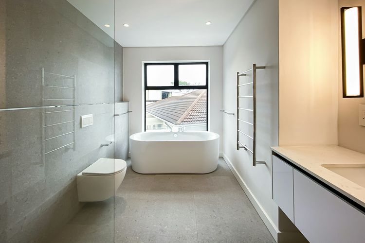 Ilustrasi kamar mandi berlantai beton.