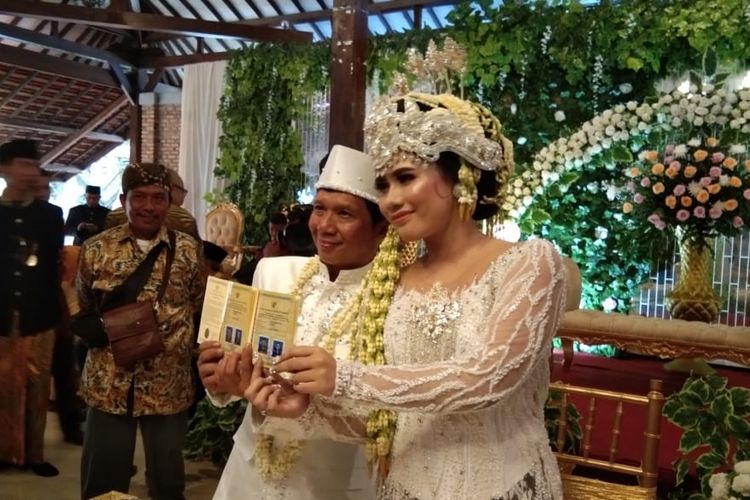 Pelawak Ginanjar menjalani prosesi akad nikah bersama istrinya Tiara Amalia di Griya Agung Salasar, Jalan Kalimulya, Depok, Jawa Barat, Minggu (29/12/2019).