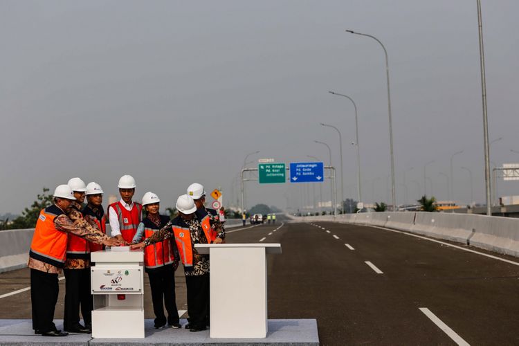 Presiden Joko Widodo (rompi merah) meresmikan ruas jalan Tol Bekasi-Cawang-Kampung Melayu (Becakayu) di kawasan Jakasampurna, Bekasi, Jawa Barat, Jumat (3/11/2017). Presiden Joko Widodo meresmikan ruas jalan tol yakni Seksi 1B dan 1C sepanjang 8,26 kilometer yang terbentang dari Cipinang Melayu-Pangkalan Jati-Jakasampurna. KOMPAS.com/GARRY ANDREW LOTULUNG