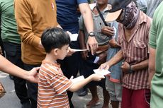 Ditemani Jan Ethes, Jokowi Bagi-bagi Bantuan Sembako dan Uang di 3 Pasar Kota Solo