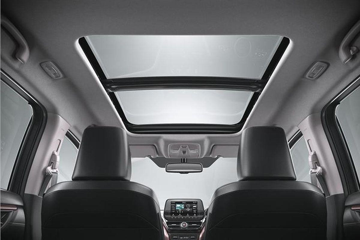 Suzuki Grand Vitara dilengkapi dengan panoramic roof yang juga berfungsi sebagai sunroof.