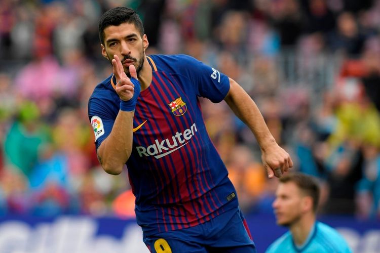 Luis Suarez merayakan gol pertama Barcelona ke gawang Sevilla pada pertandingan La Liga Spanyol di Stadion Camp Nou, Sabtu (14/4/2018).