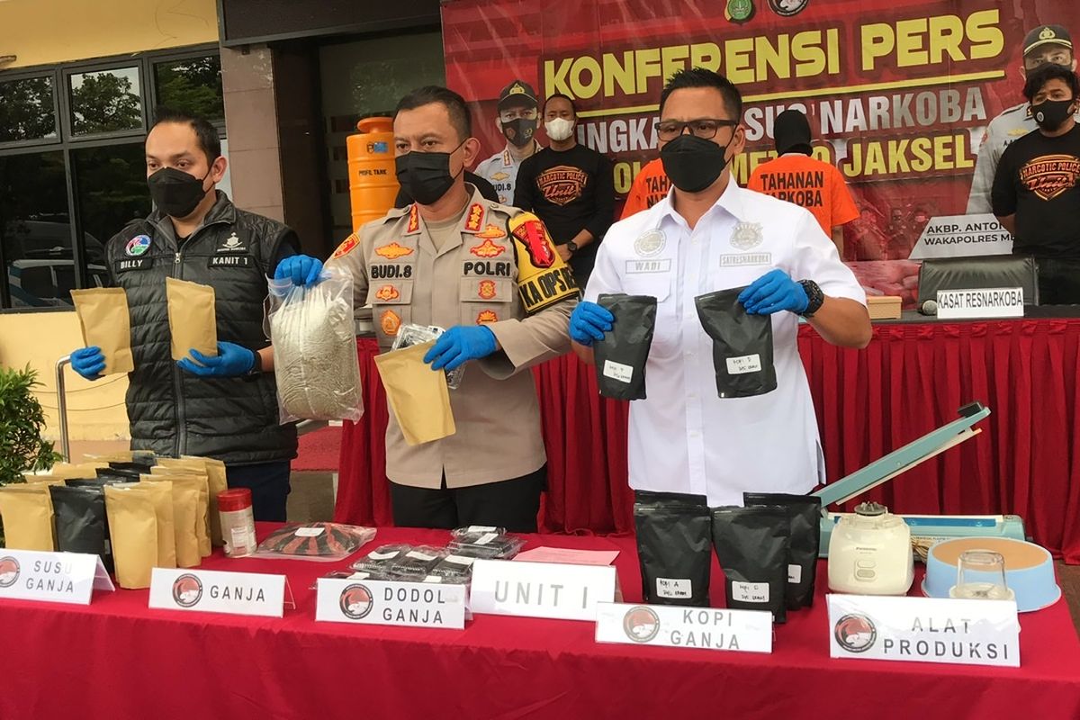 Polres Metro Jakarta Selatan merilis kasus penyalahgunaan narkoba jenis ganja yang dikemas menjadi makanan bentuk susu cokelat ganja, kopi, dan dodol pada Selasa (22/12/2020) sore.