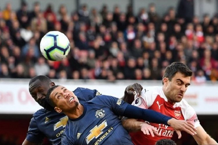 Romelu Lukaku, Chris Smalling, dan Sead Kolasinac tampak memperebutkan bola di udara pada pertandingan Arsenal vs Manchester United di Stadion Emirates dalam lanjutan Liga Inggris, 10 Maret 2019.