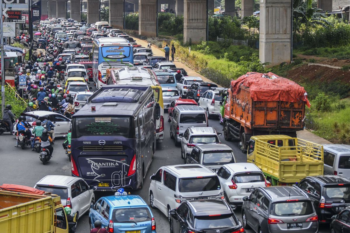 Sejumlah kendaraan terjebak kemacetan di Jalan Raya Kalimalang, Bekasi, Jawa Barat, Sabtu (7/5/2022). Ruas jalan arteri Kalimalang arah Bekasi terpantau mengalami kepadatan kendaraan hingga sekitar empat kilometer imbas dari diberlakukannya sistem satu jalur (one way) di Tol Jakarta-Cikampek.