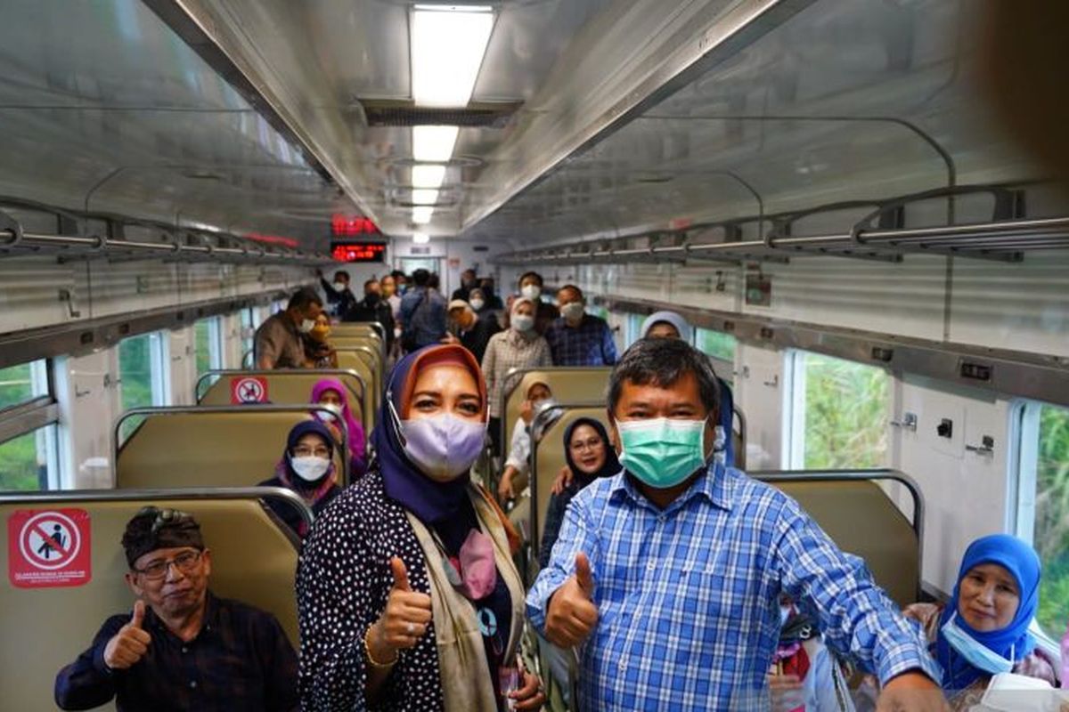 Bupati Garut Rudy Gunawan (kanan) bersama istrinya dan para pejabat pemerintah daerah mencoba kereta api relasi Stasiun Garut-Pasar Senen di Kabupaten Garut, Jawa Barat, Minggu (20/2/2022).