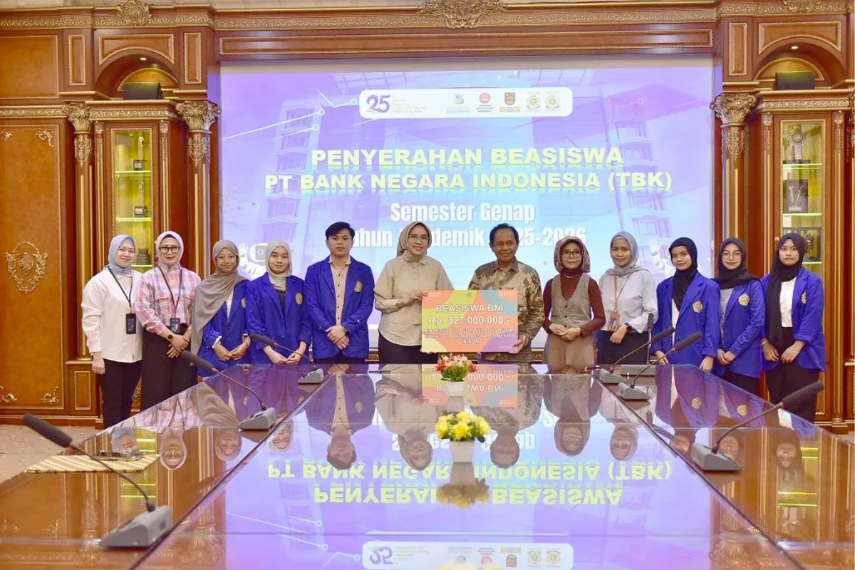Seremoni penyerahan beasiswa BNI yang dihadiri Prof (HC) Dr Ir H Eddy Soeryanto Soegoto, MT, Area Head 3 Bandung Raya PT BNI (Persero) Tbk Kinkin Sakinah, serta perwakilan penerima beasiswa di Smart Building Unikom, Bandung, Jawa Barat, Jumat (12/6/2026)