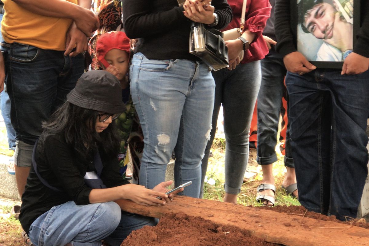 Tante dari korban kebakaran Lembaga Pemasyarakatan (Lapas) Kelas 1 Tangerang, Angeline (40) saat menghadiri pemakaman keponakannya, Petra Eka Suhendar (25) di Taman Pemakaman Umum (TPU) Menteng Pulo II, Setiabudi, Jakarta Selatan pada Selasa (14/9/2021) siang. 