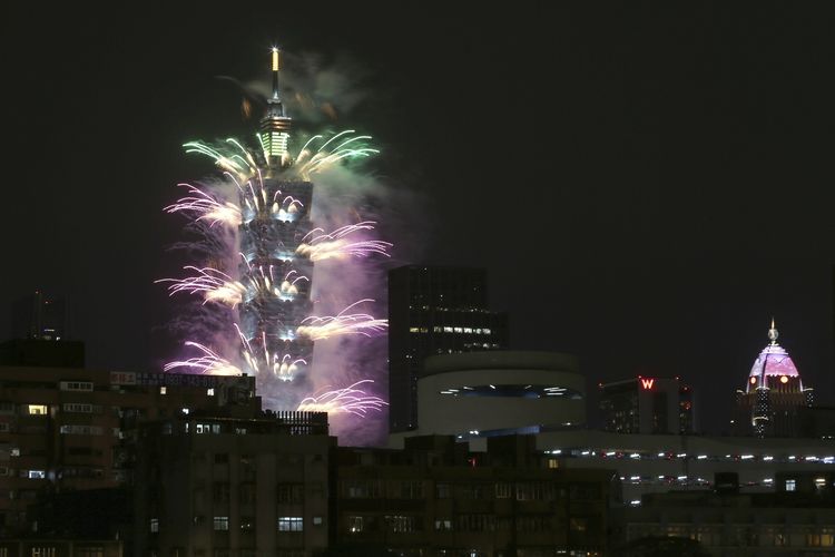 Kembang api muncul dari Gedung Taipei 101 selama perayaan Tahun Baru di Taipei, Taiwan, pada Jumat, 1 Januari 2021.