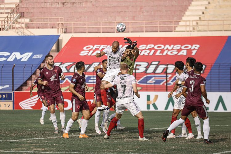 Kiper PSM Makassar Hilman Syah berduel dengan bek Bali United Leonard Tupamahu lada laga pekan ketujuh Liga 1 2021-2022 di Stadion Sultan Agung, Bantul, Yogyakarta, Minggu (17/10/2021) sore WIB.
