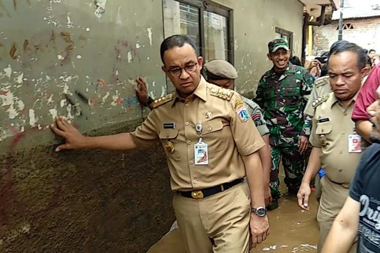 Gubernur DKI Jakarta Anies Baswedan mengunjungi RW 007 Kampung Melayu, Jakarta Timur yang terendam banjir, Selasa (6/2/2018) siang.