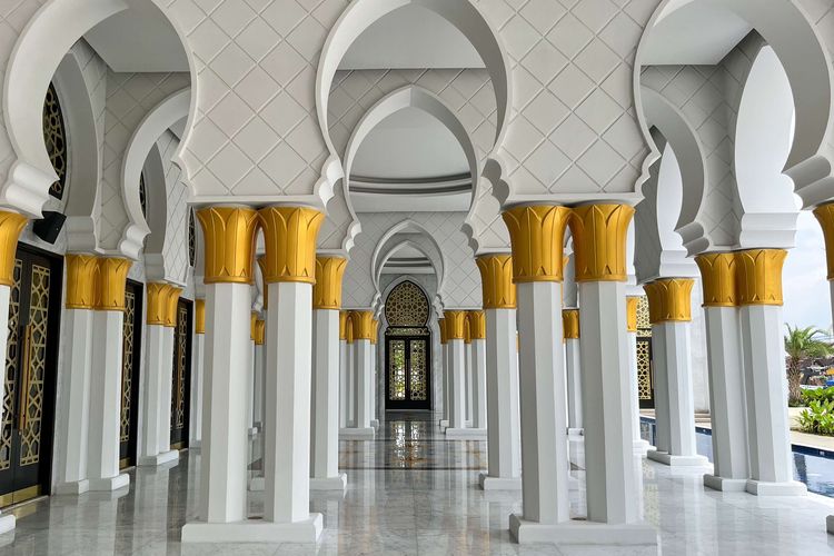 Interior Masjid Raya Sheikh Zayed, Gilingan, Kecamatan Banjarsari, Kota Solo, Selasa (28/2/2023). Masjid yang merupakan hibah dari Putra Mahkota UEA Sheikh Mohammed bin Zayed Al Nahyan ini, sudah diresmikan dan dibuka untuk umum.