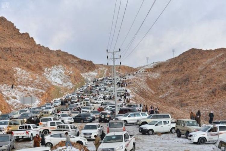 Kemacetan lalu lintas terjadi di kawasan pegununagan Al-Lawz di perbatasan Arab Saudi dan Jordania akibat antusiasme warga menyaksikan salju.