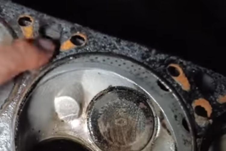 Lubang cairan pendingin mesin di kepala silinder mengalami korosi karena tidak menggunakan coolant