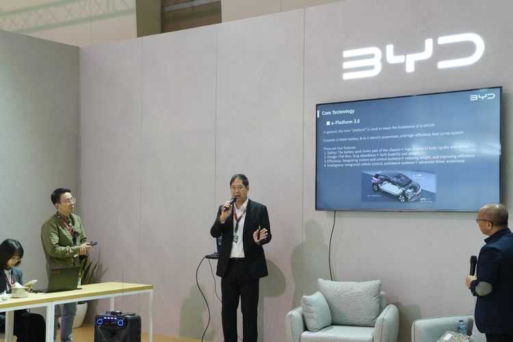 Tatsuya Mikami dari BYD Jepang menjelaskan tentang e-platform 3.0 dan 8-in-1 powertrain pada IIMS 2024
