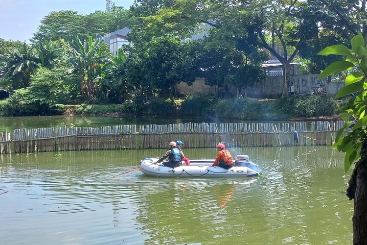 Tim SAR gabungan tengah mencari korban berinisial IG, yang diduga tenggelam di Setu Tujuh Muara, Pamulang pada Selasa (20/6/2023).