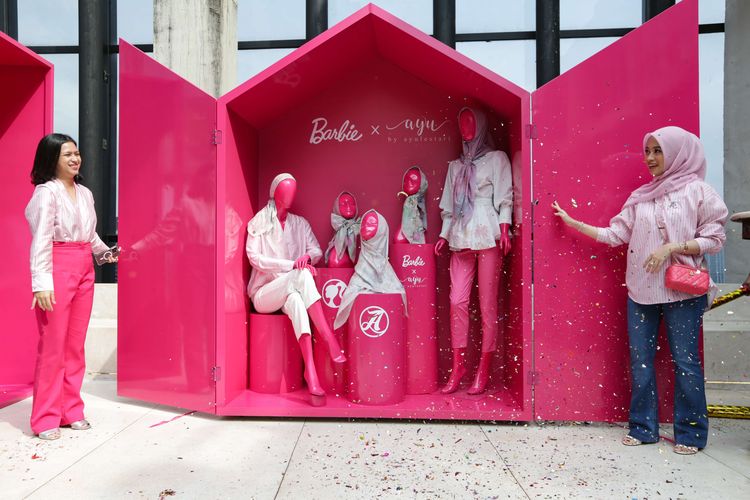 Brand Manager Dolls Mattel Southeast Asia, Dwanty Eka Putri (kiri) dan desainer Ayu Lestari (kanan) saat peluncuran pakaian kolaborasi dengan Barbie di Jakarta, Selasa (14/3/2023). Barbie X Ayu by Ayu Lestari meluncurkan empat koleksi baju dan dua motif hijab.