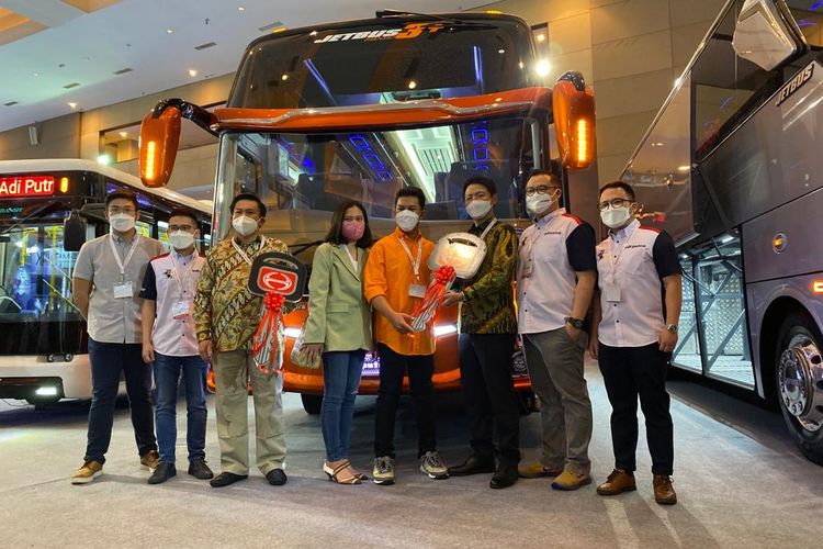 Serah terima bus baru PO Efisiensi dan PO Subur Jaya oleh Hino