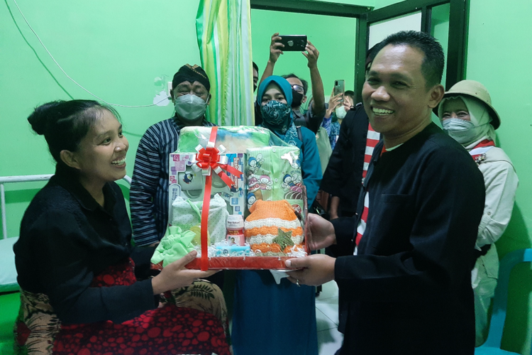 Bupati Lumajang Thoriqul Haq menyerahkan hadiah peralatan bayi kepada Siti Aminah, ibu yang melahirkan anak tanggal 17 Agustus 2022.