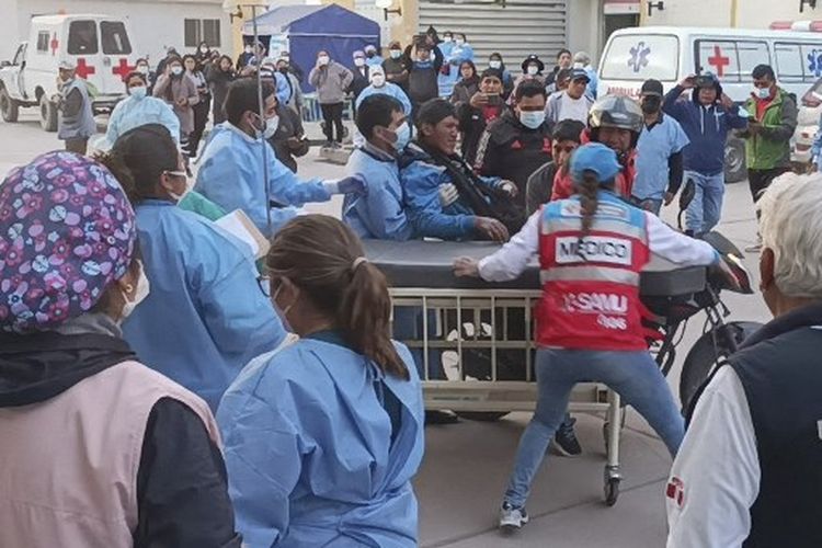 Konten grafis/Seorang demonstran yang terluka diantar ke ruang gawat darurat rumah sakit di kota dataran tinggi Juliaca, Peru, pada Senin (9/1/2023). Sedikitnya 17 orang tewas pada Senin di Peru ketika pengunjuk rasa anti-pemerintah mencoba menyerbu bandara bentrok dengan pasukan keamanan, kata para pejabat. Kekerasan itu terjadi di tenggara kota Juliaca, di wilayah Puno, kata seorang pejabat di kantor ombudsman setempat kepada AFP. 