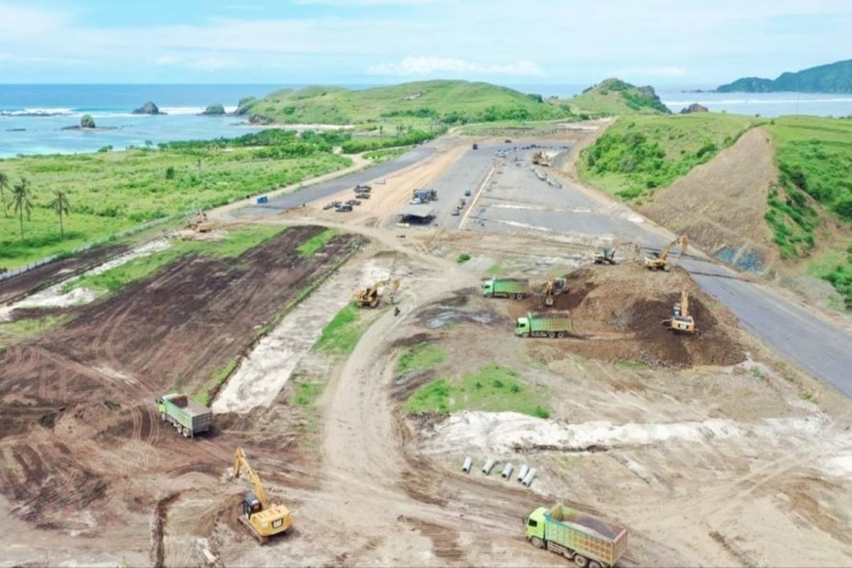 Foto udara pembangjnana sirkuit motogp Mandalika, di lokasi ini masih ada sejumkah warga yang bertahan karena sengketa lahan mereka belum tuntas. Belakang warga mengaku mengalami perampokan dan pencurian di areal sirkuit ini.