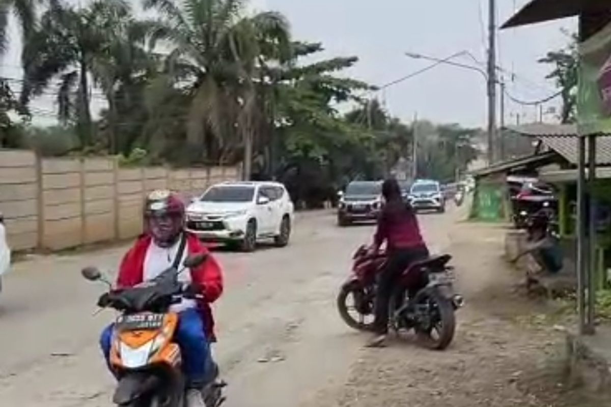 Sejumlah mobil pejabat melintas di Jalan Sudamanik, Parung Panjang, Kabupaten Bogor, Jawa Barat, Kamis (8/5/2025). Saat itu pula truk tambang berhenti beroperasi. Jalanan seketika sepi