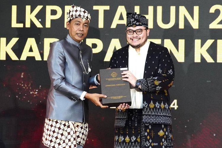 Bupati Kediri Hanindhito Himawan Pramana menerima LHP dari Kepala Perwakilan BPK Jawa Timur Karyadi, Kamis (2/5/2024). 
