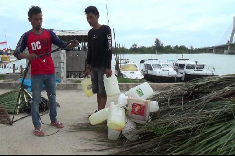 Nelayan di Pelabuhan TPI Pangkalbalam Kepulauan Bangka Belitung saat menyiapkan rumpon ikan.