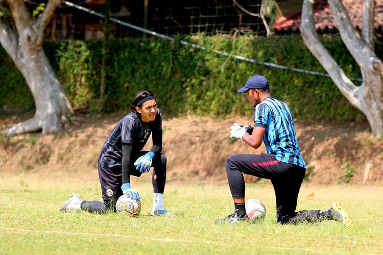 Penjaga gawang Arema FC Julian Schwarzer memperhatikan penjelasan asisten pelatih kiper saat pemusatan latihan tim yang diadakan selama 3 hari di Lapangan Agro Kusuma Kota Batu, Jawa Timur, Senin (16/10/2023) pagi.