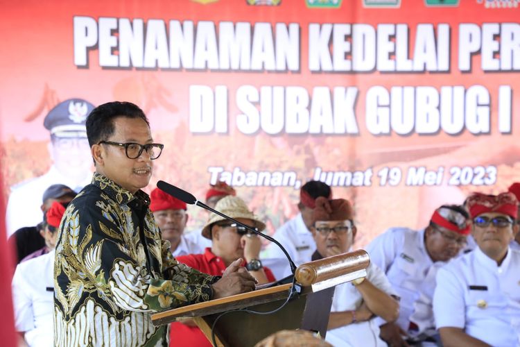 Walikota Malang Sutiaji dalam acara penandatanganan nota kesepahaman (MoU) untuk meningkatkan akselerasi dalam mewujudkan kemandirian daerah dengan Bupati Tabanan I Komang Gede Sanjaya di Kantor Bupati Tabanan, Jumat (19/5/2023).