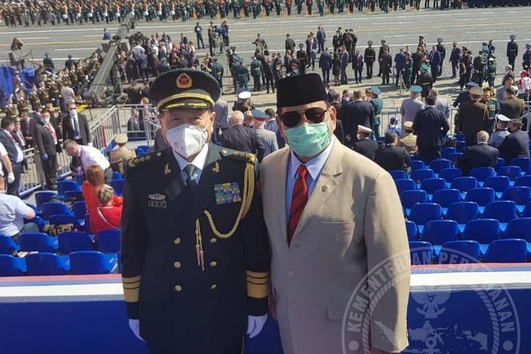 Menteri Pertahanan (Menhan) Prabowo Subianto bersama Menhan China Wei Fenghe ketika menyaksikan upacara parade dan defile dalam rangka memperingati ulang tahun ke-75 kemenangan Rusia pada Juni 2020.
