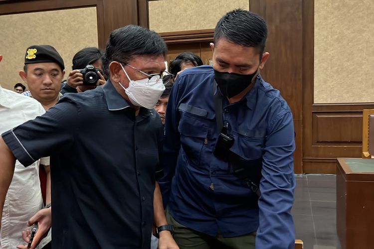 Mantan Menteri Komunikasi dan Informatika (Menkominfo) Johnny G Plate memasuki ruang sidang M Hatta Ali Pengadilan Tipikor Jakarta, Selasa (18/7/2023). 