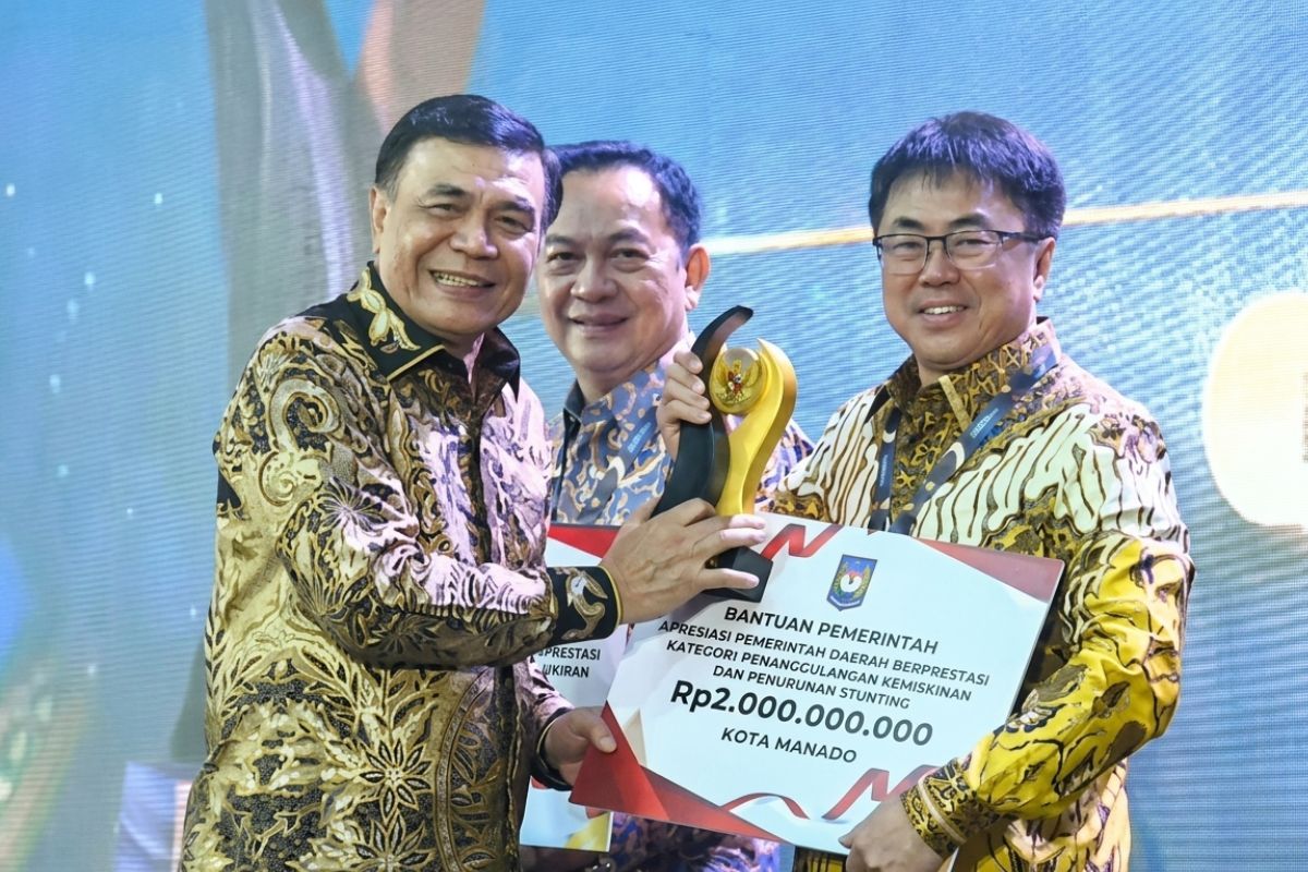 Menteri Koordinator (Menko) Bidang Politik dan Keamanan Djamari Chaniago memberikan penghargaan kepada Wali Kota manado Andrei Angouw dalam ajang Apresiasi Pemerintah Daerah (Pemda) Berprestasi 2026 Regional Sulawesi untuk kategori Penanggulangan Kemiskinan dan Stunting di tingkat Kota yang berlangsung di Hotel Claro, Kendari, Jumat (29/5/2026).