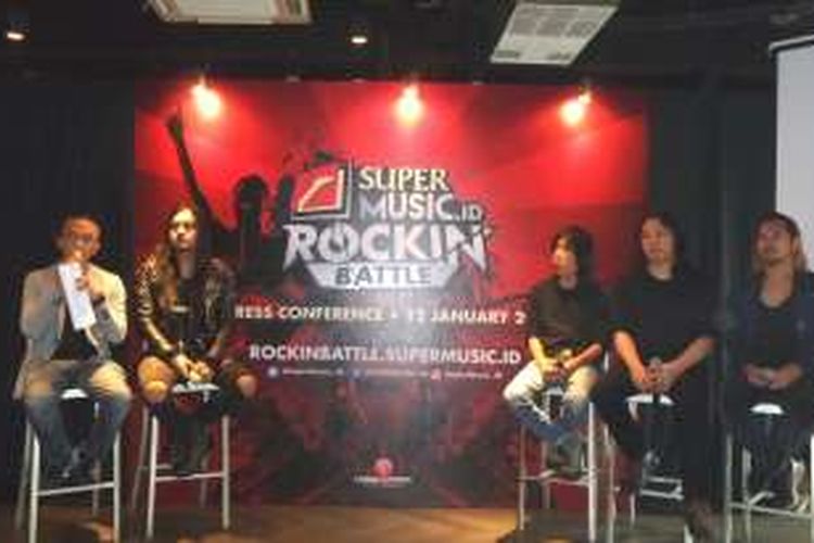 Gitaris Stevie Item, gitaris Ian Antono, Stefan Santoso dan vokalis Iman 'J-Rocks' selaku juri dan mentor di ajang Supermusik ID Rockin Battle. 