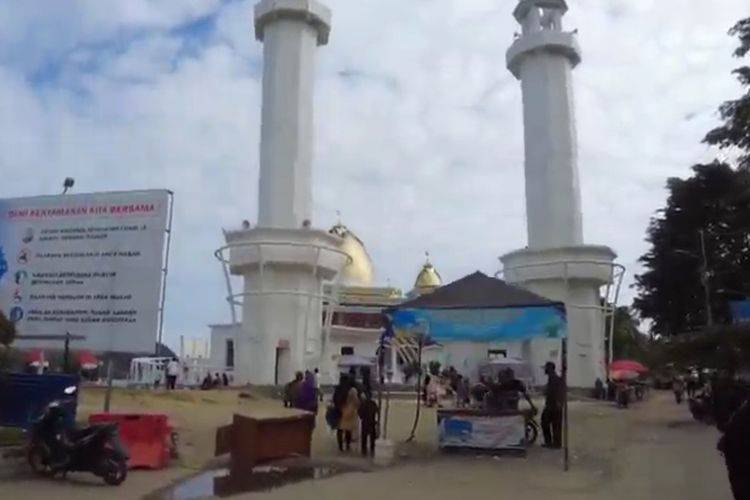 Masjid Apung di kawasan wisata Pantai Carocok, Pesisir Selatan, Sumatera Barat.