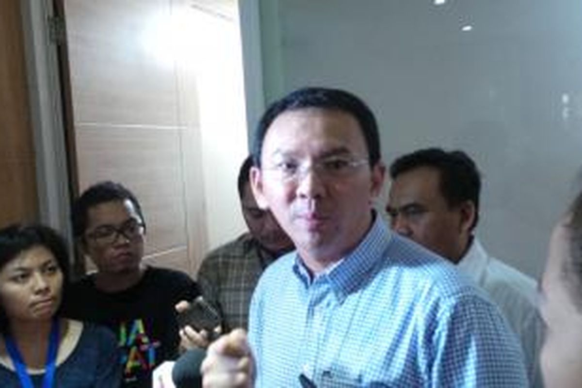 Gubernur DKI Jakarta Basuki Tjahaja Purnama seusai mengadakan rapat dengan pejabat satuan kerja perangkat daerah (SKPD), di ruang Sekda Lantai 4 Blok G, Balai Kota, Minggu (22/3/2015). 