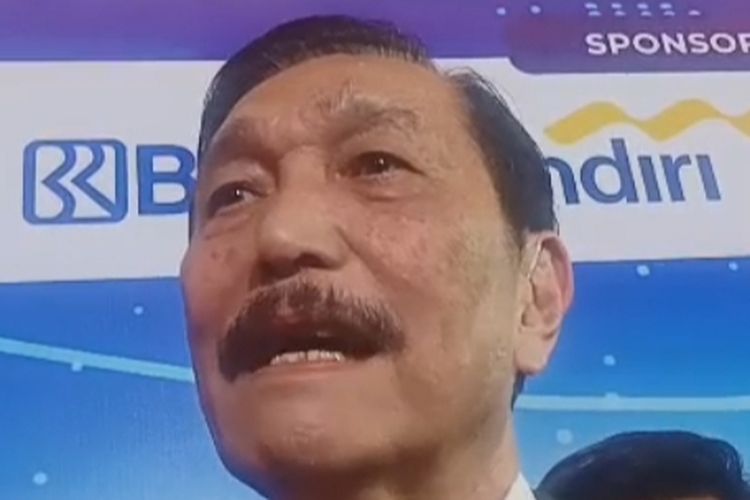 Ketua DEN Luhut Binsar Pandjaitan usai menghadiri acara 1 Tahun Pemerintahan Prabowo Gibran di Jakarta, Kamis (16/10/2025). 