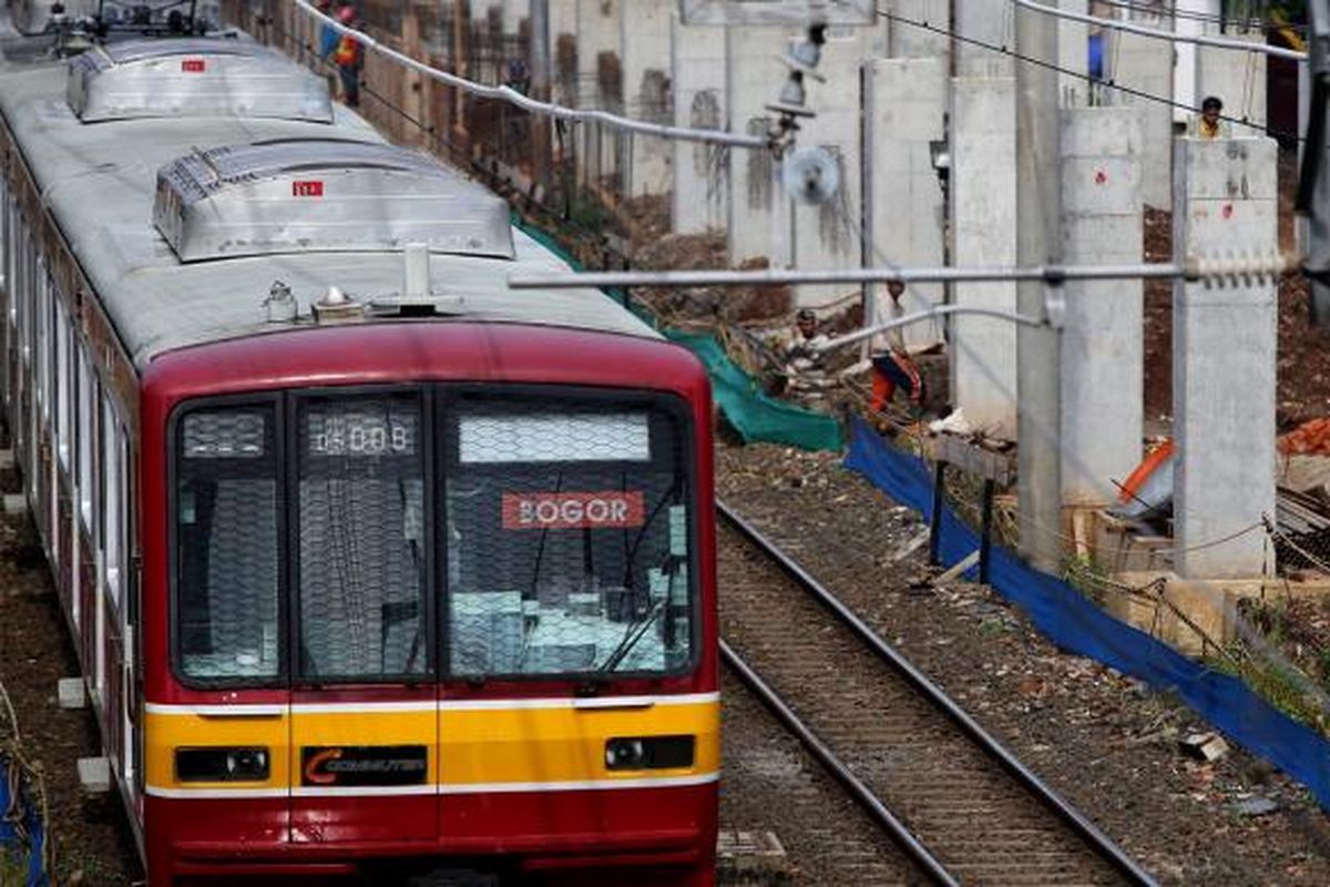 Sebuah Kereta Rel Listrik (KRL) melaju di samping lokasi pembangunan Stasiun Sudirman Baru di Jakarta, Rabu (23/11/2016). Stasiun yang terintergrasi dengan stasiun MRT itu hanya akan melayani penumpang dari Stasiun Manggarai menuju bandara Soekarno Hatta melewati Stasiun Sudirman Baru, Duri, dan Batu Ceper sebagai stasiun pemberhentian dan diperkirakan selesai pada akhir 2016 mendatang.