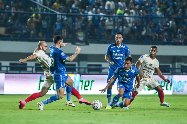 Pertarungan lini tengah dalam pertandingan Persib vs Bali United, Kamis (3/8/2023) dalam laga pekan keenam Liga 1 2023-2024 di Stadion Gelora Bandung Lautan Api (GBLA).