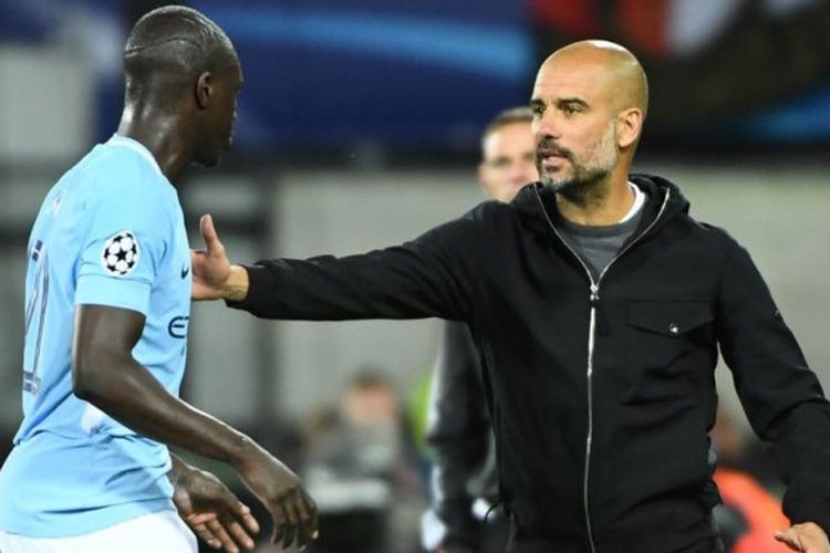 Pelatih Manchester City, Pep Guardiola, memberikan instruksi kepada Benjamin Mendy dalam partai Liga Champions lawan Feyenoord di Rotterdam, 13 September 2017.