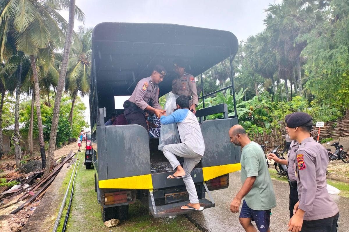 15 Imigran Gelap Asal Bangladesh Terdampar di Rote Ndao NTT