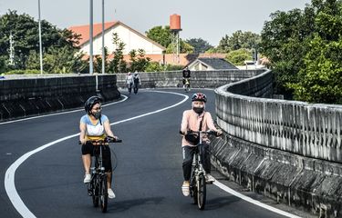 Pesepeda melintas di Jalan Layang Non Tol Antasari, Jakarta, Minggu (30/8/2020) pagi.