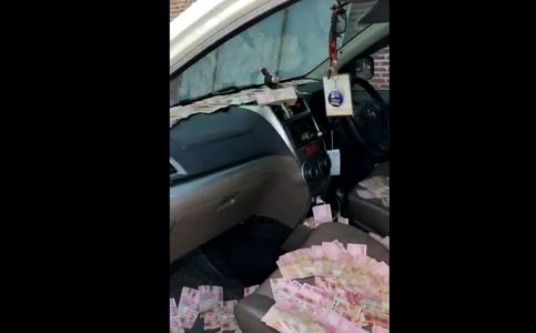 Campaign Supporter's Video of Money Strewn in Car Goes Viral in Indonesia's East Java