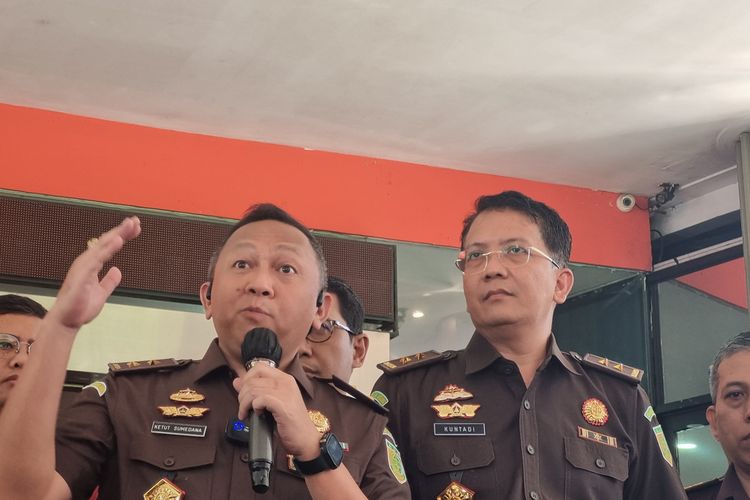 Kepala Pusat Penerangan Hukum Kejagung Ketut Sumedana dan Dirdik Jampidsus Kejagung Kuntadi di Kejagung, Jakarta, Rabu (17//5/2023).