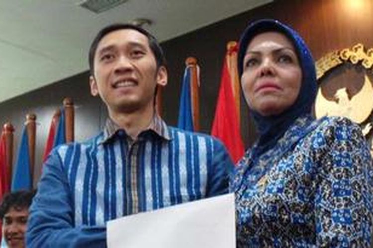Anggota Komisi I DPR RI Edhie Baskoro alias Ibas menyerahkan surat pengunduran dirinya ke Ketua Fraksi Partai Demokrat Nurhayati Alie Assegaf, Kamis (14/2/2013) di Kompleks Parlemen Senayan, Jakarta.