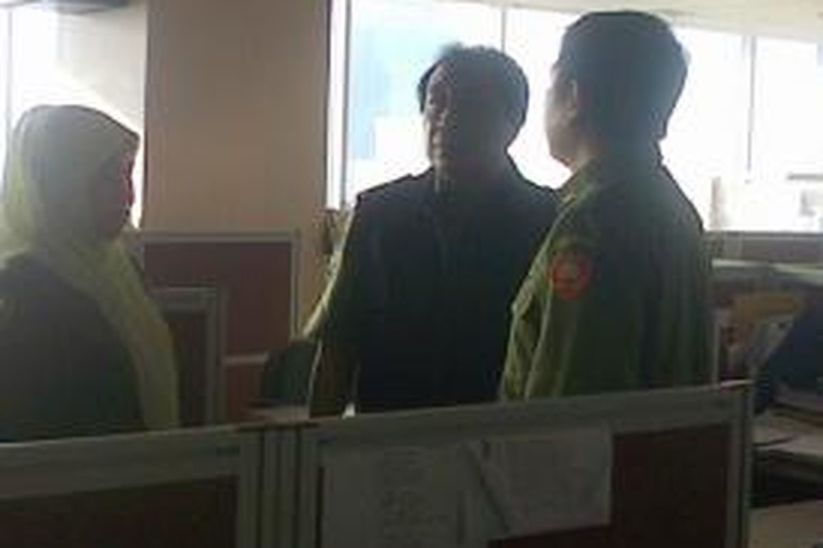 Kepala Badan Kepegawaian Daerah (BKD) DKI, I Made Karmayoga melakukan inspeksi mendadak (sidak) pada PNS di lingkungan Balaikota Jakarta, Senin (4/8/2014). 