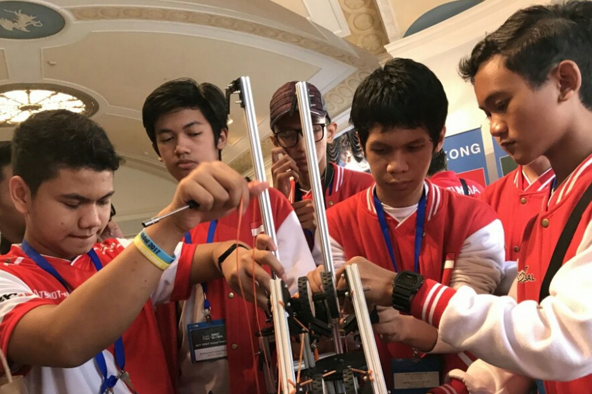 Para siswa Madrasah Aliyah Technonatura Depok saat tengah mengikuti  Internasional First Global Challenge Olympic Robot Competition 2017 yang dilangsungkan di Washington DC, Amerika Serikat pada Juli 2017.  Pada kejuaraan tersebut, mereka berhasil meraih peringkat kedua.