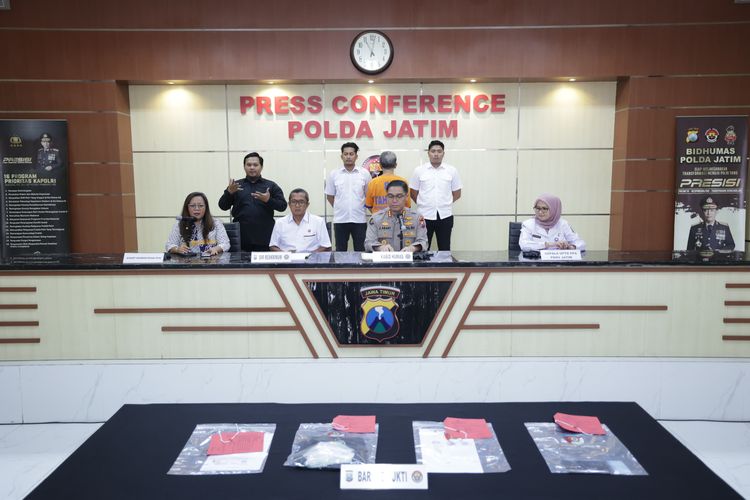 Polda Jatim merilis kasus pencabulan tersangka pendeta di Blitar terhadap korban di bawah umur, Rabu (16/7/2025)