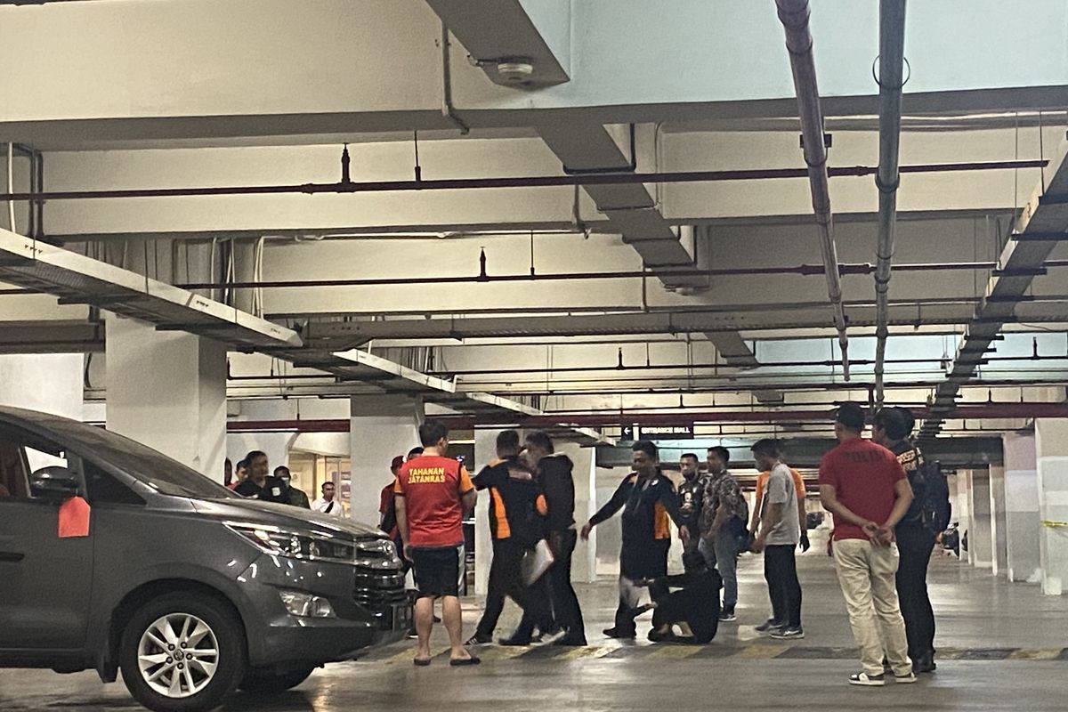 Proses rekonstruksi anak DPR RI aniaya kekasih di Blackhole, Lenmarc Mall, Surabaya