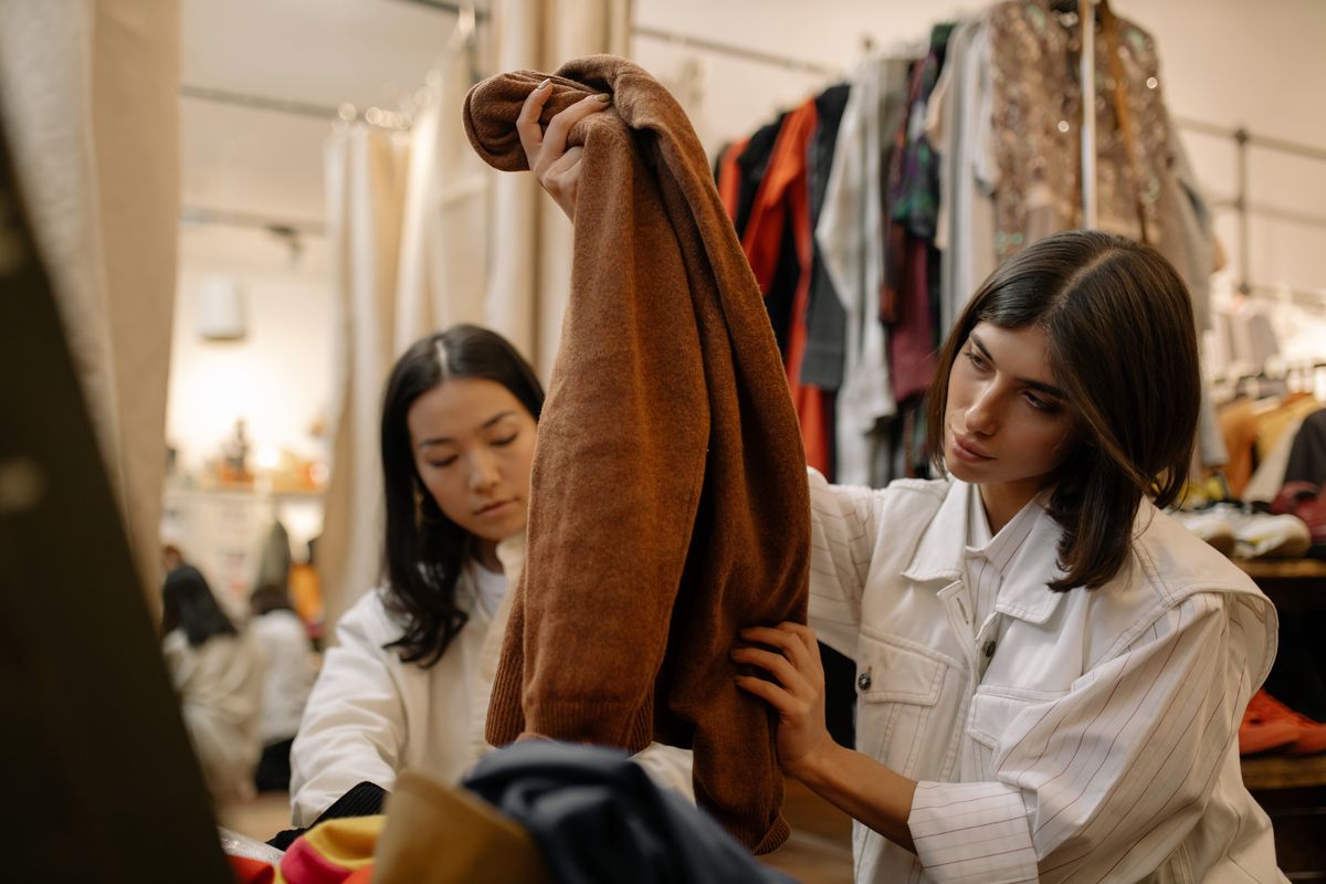 Thrifting menjadi fenomena yang digemari anak muda untuk mendapatkan item fashion dengan harga terjangkau